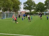 Laatste training S.K.N.W.K. JO7-1 van seizoen 2022-2023 (partijtje tegen de ouders) (38/130)